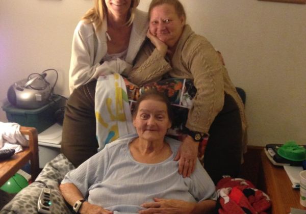 CDS participant Virginia (front) with her daughters Connie (left) and Debora (right).